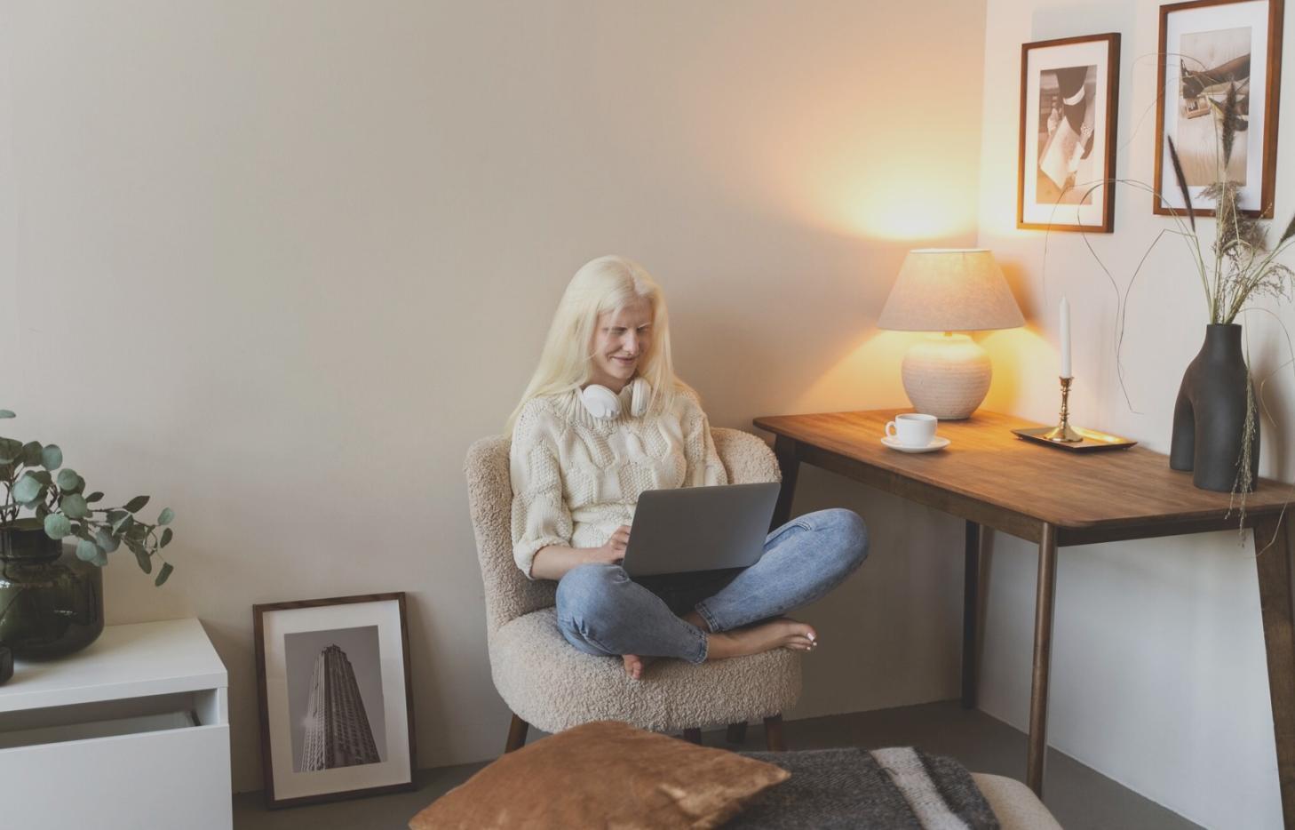 Unternehmerin analysiert Finanzunterlagen und plant nächste Schritte