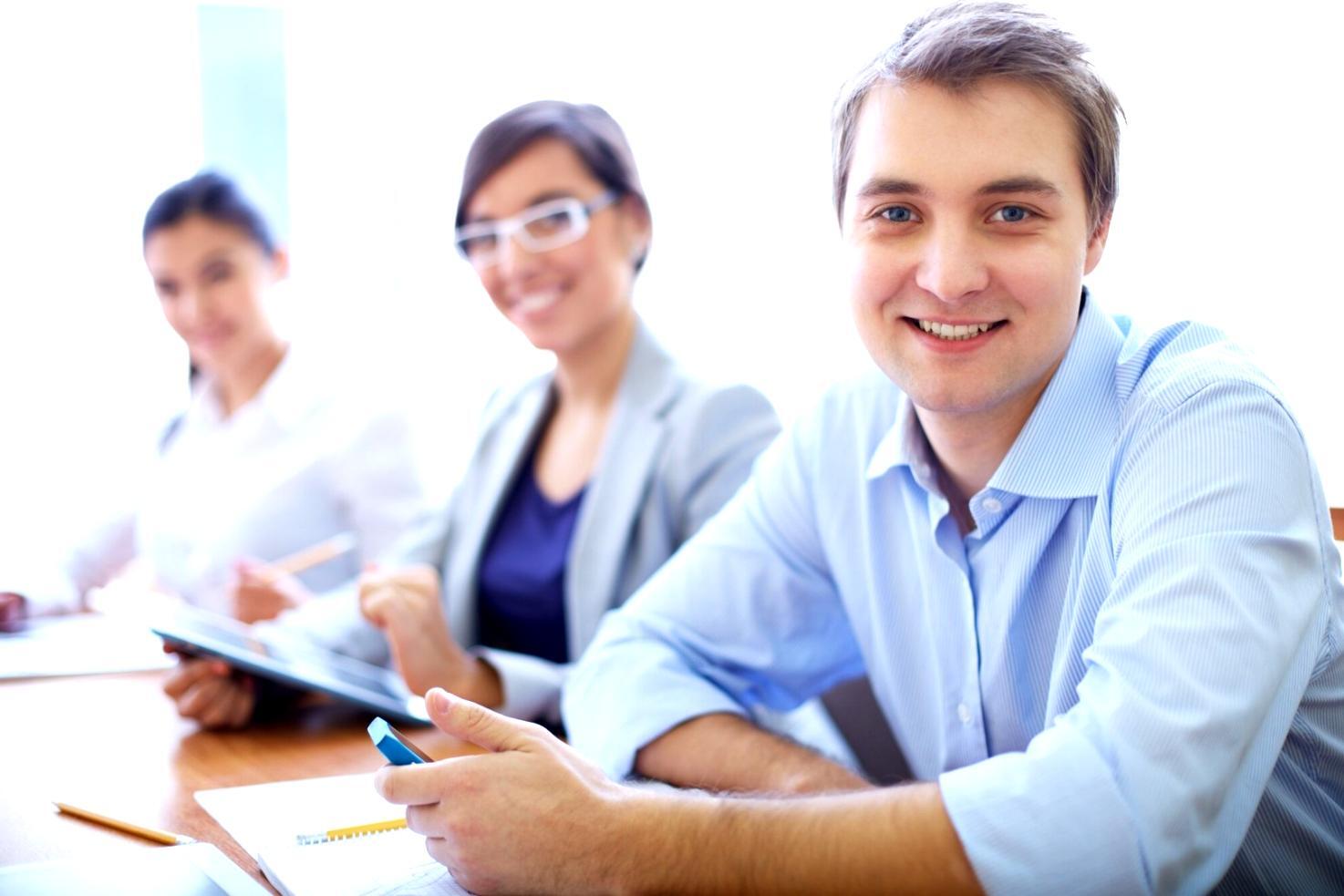 Moderne Büroumgebung mit Businessplan und Finanzdiagrammen