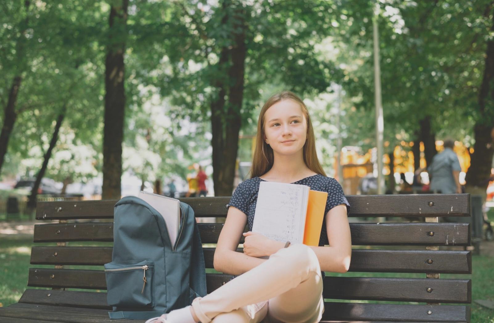 Teamarbeit und strategische Planung im modernen Büroumfeld